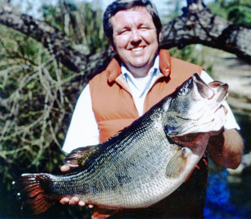 Festus man snags apparent world-record fish from Mississippi River