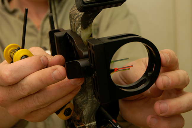 Adjusting bow sight