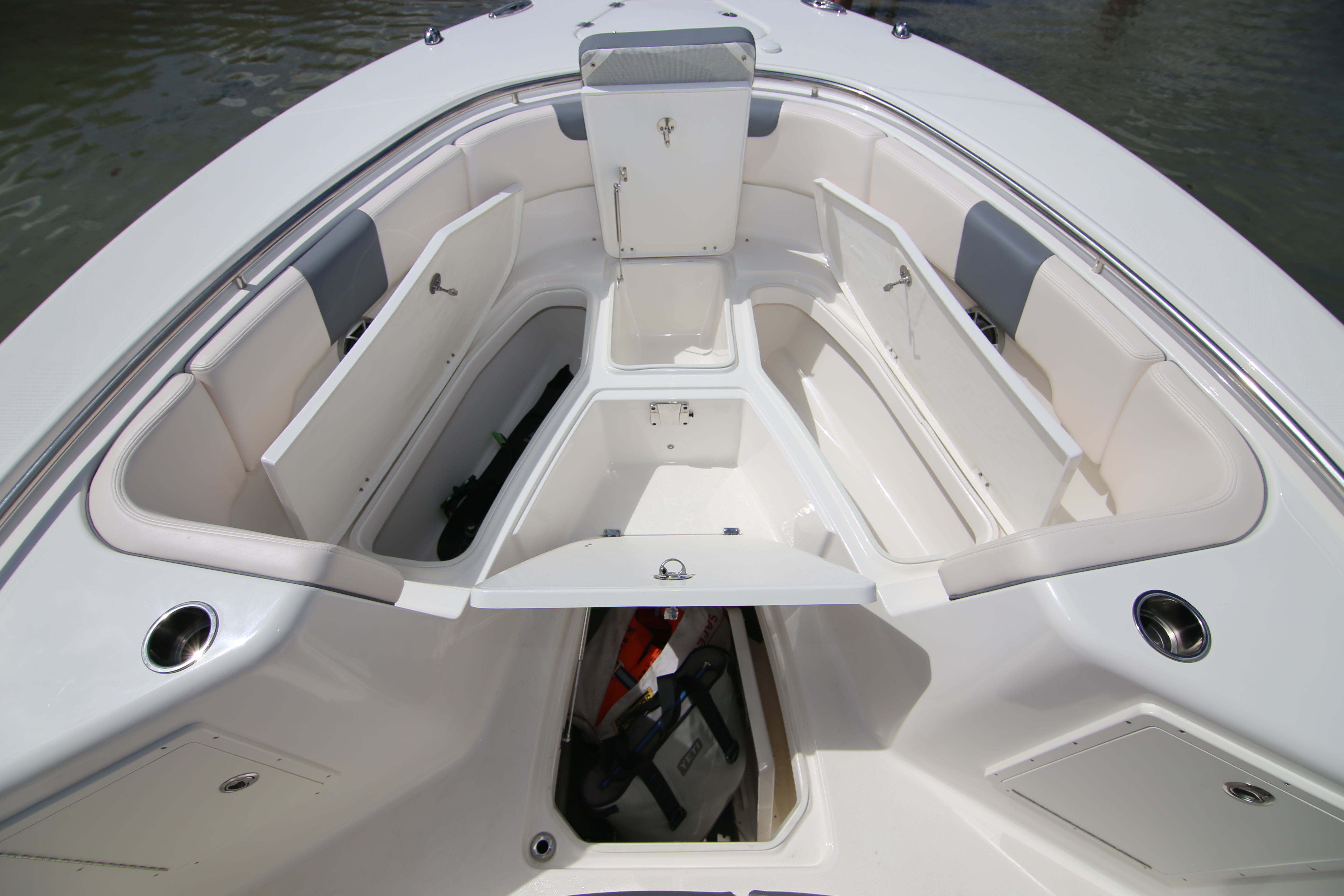 Boat Review - Robalo R302