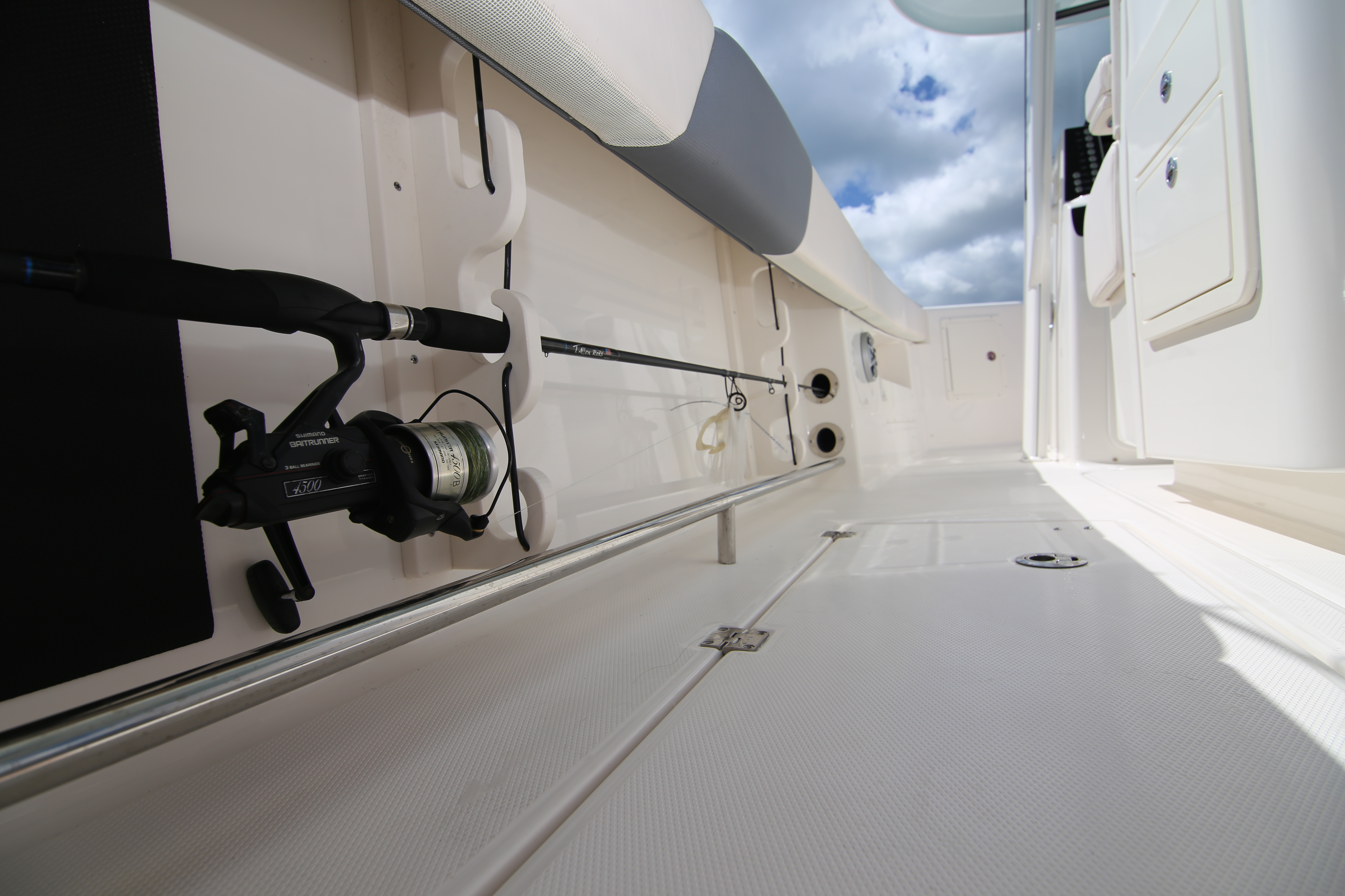 Boat Review - Robalo R302