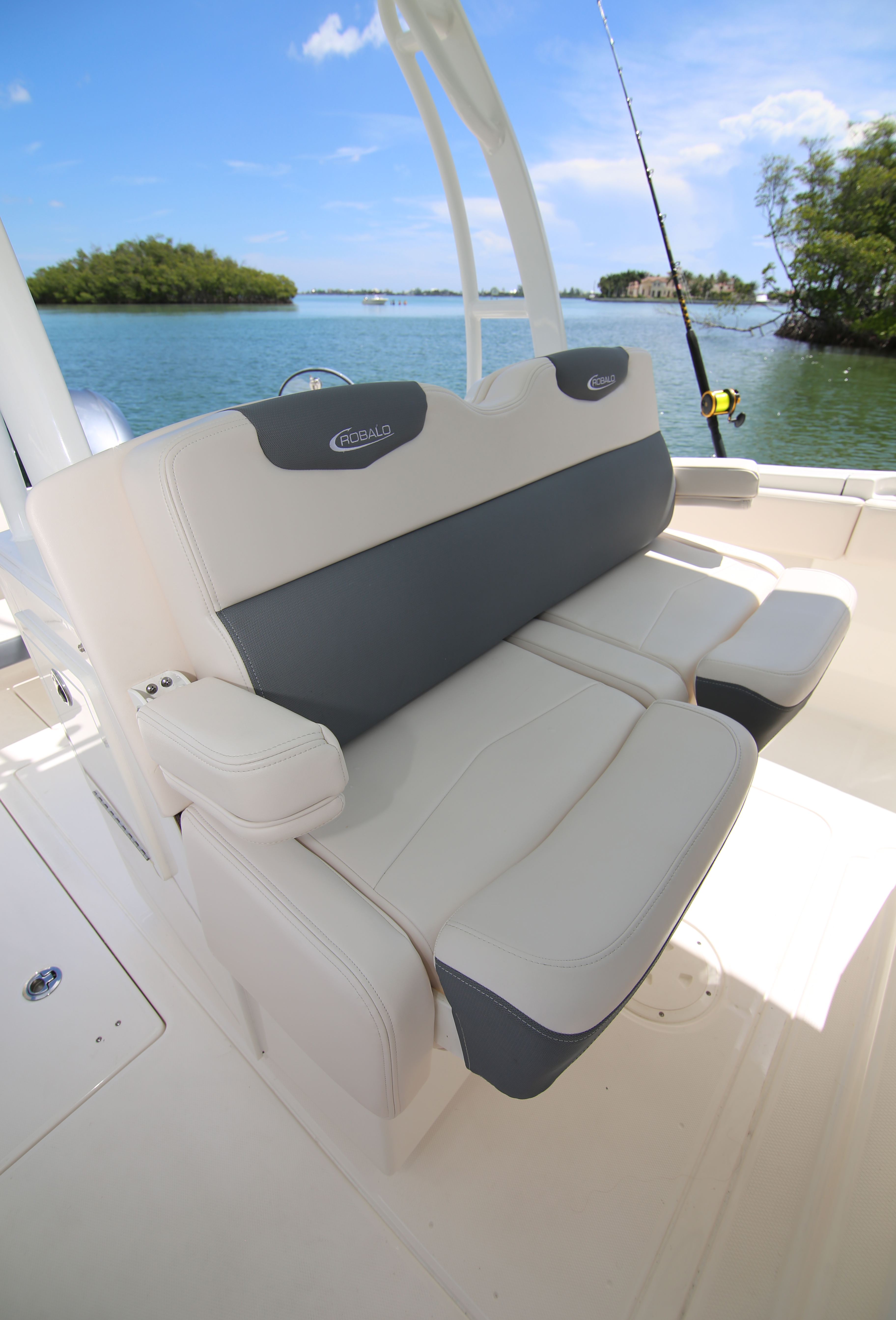 Boat Review - Robalo R302