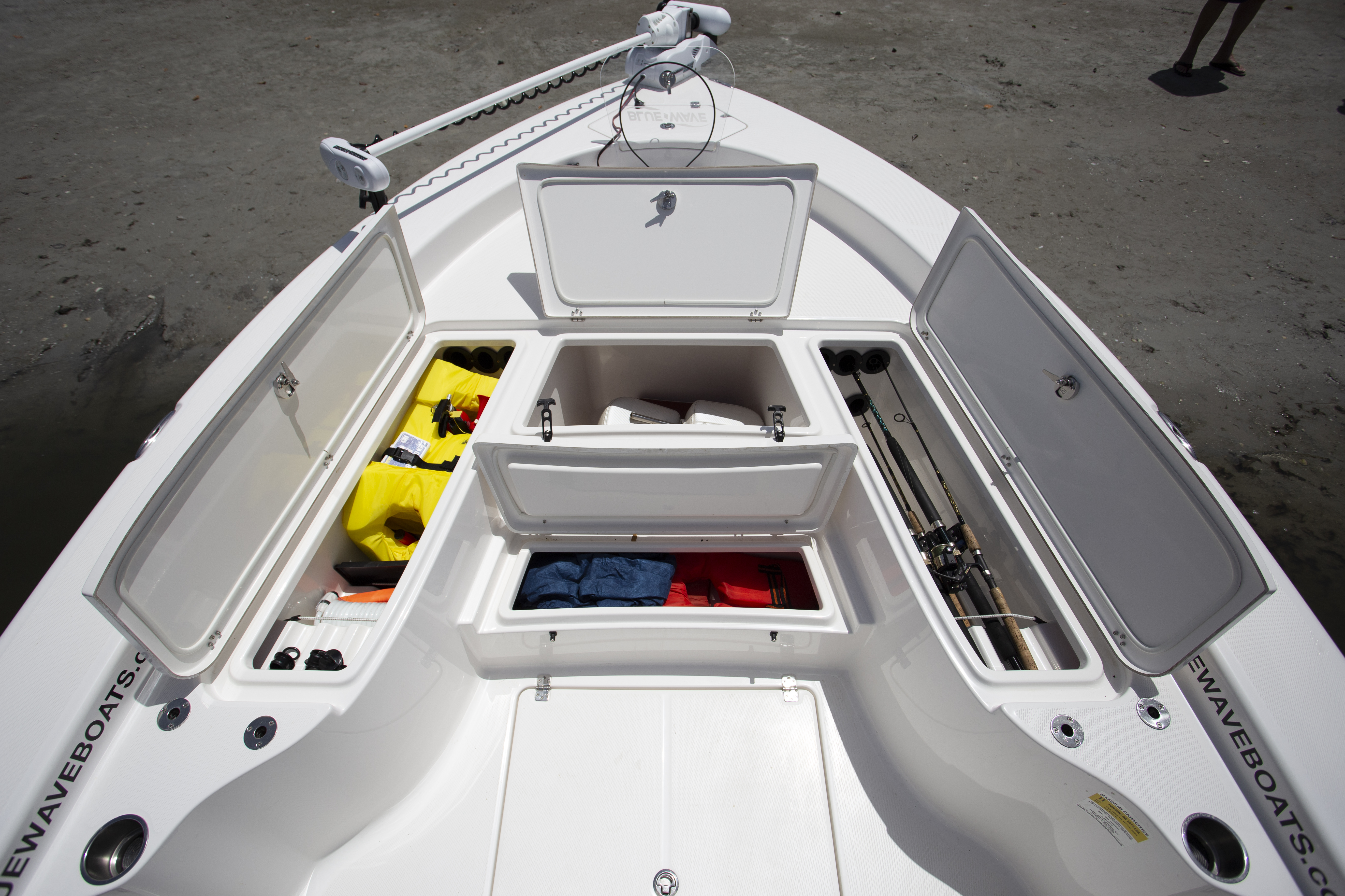 Boat Review - Blue Wave 2800 Pure Hybrid