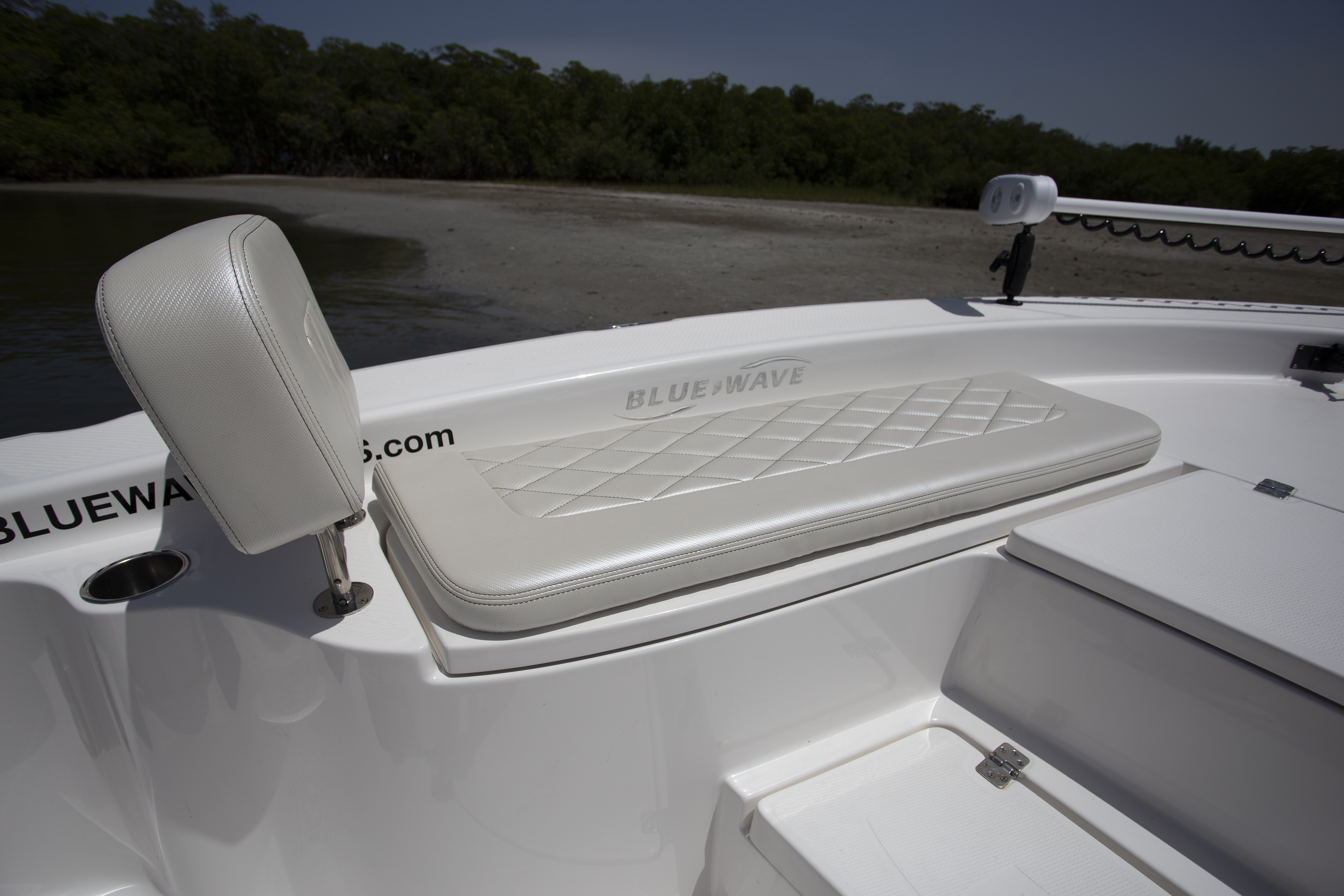 Boat Review - Blue Wave 2800 Pure Hybrid