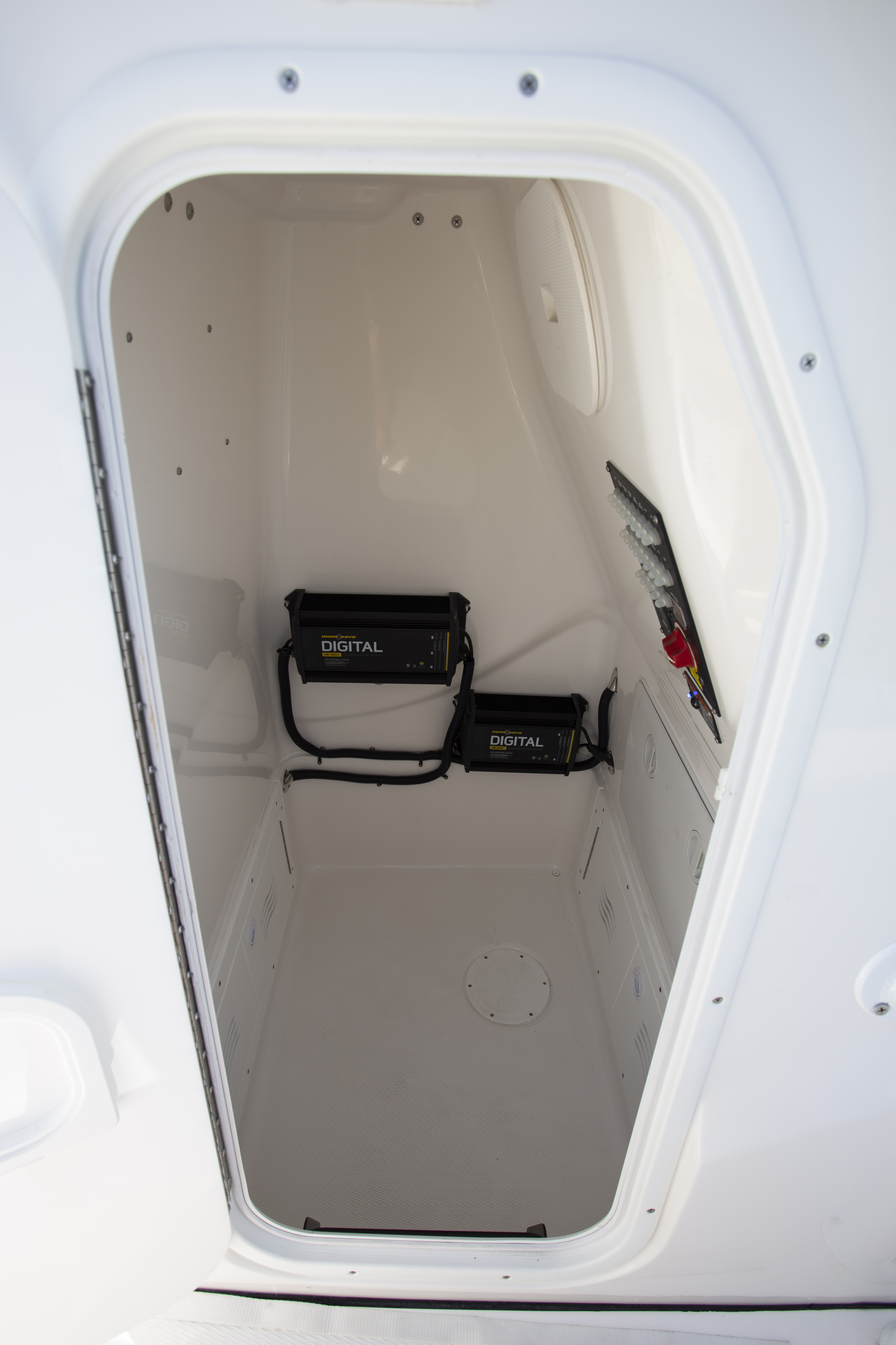 Boat Review - Blue Wave 2800 Pure Hybrid