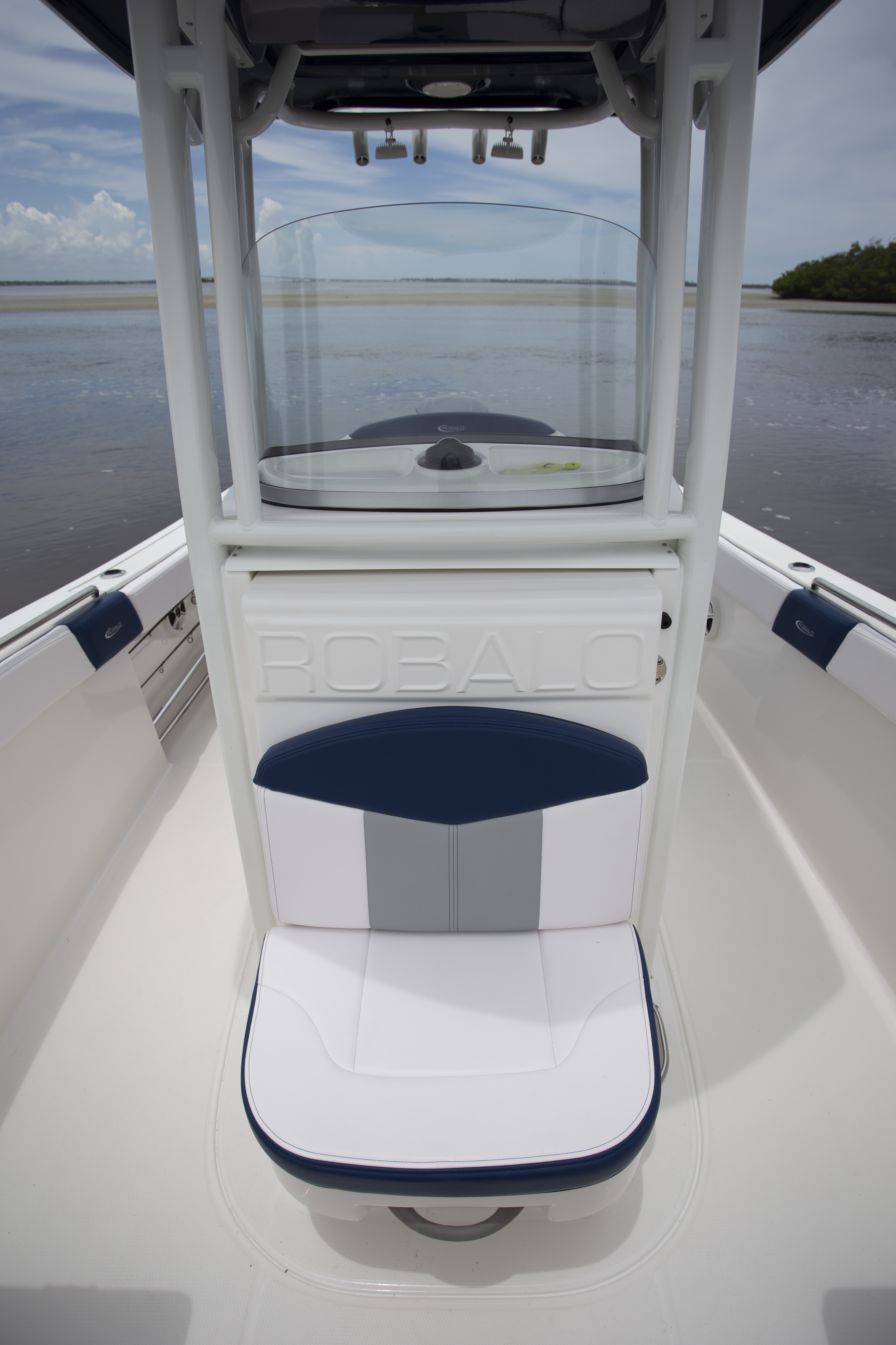 Boat Review - Robalo 242 Explorer
