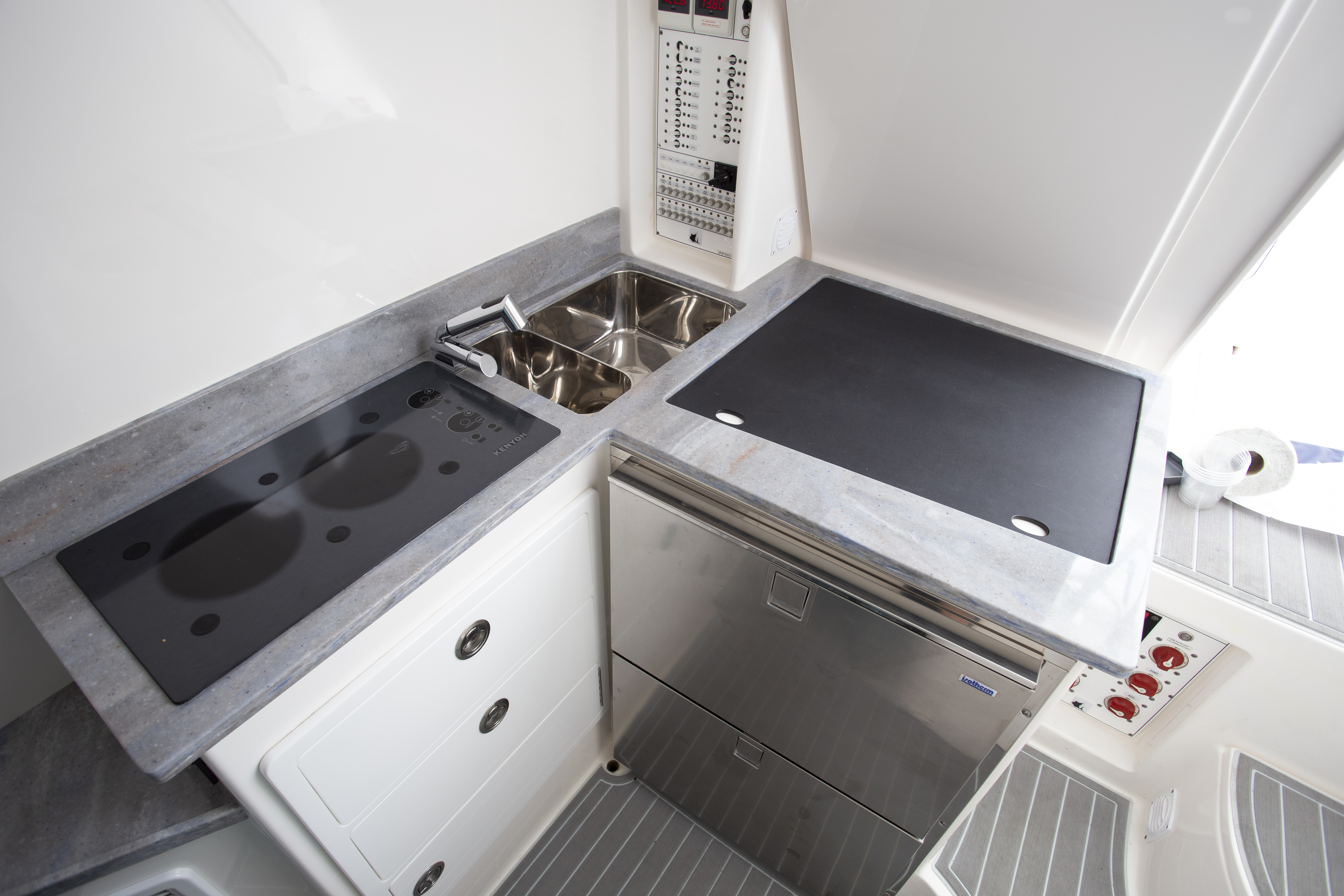 Boat Review - Contender 39FA