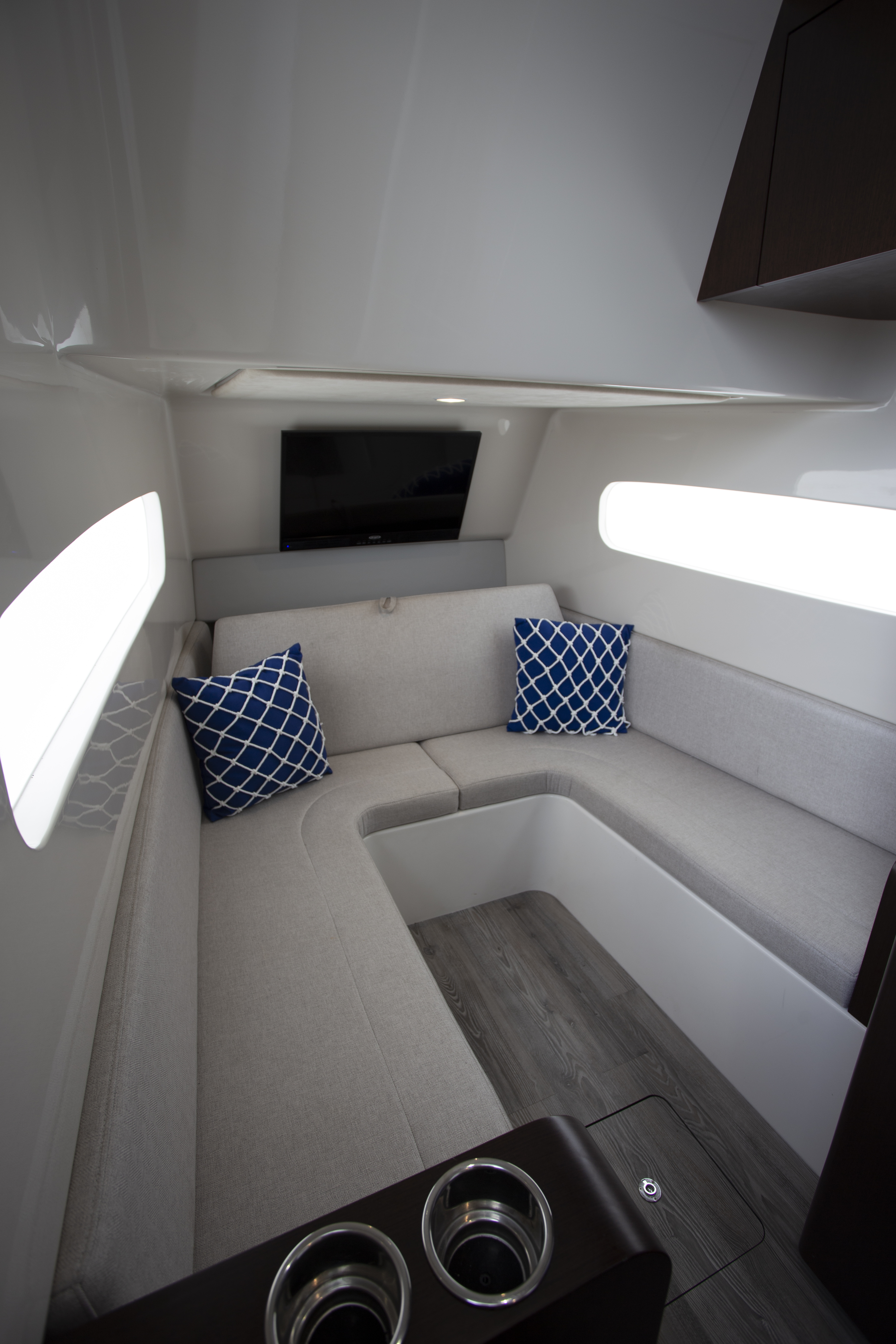 Boat Review - Jupiter 43 SF