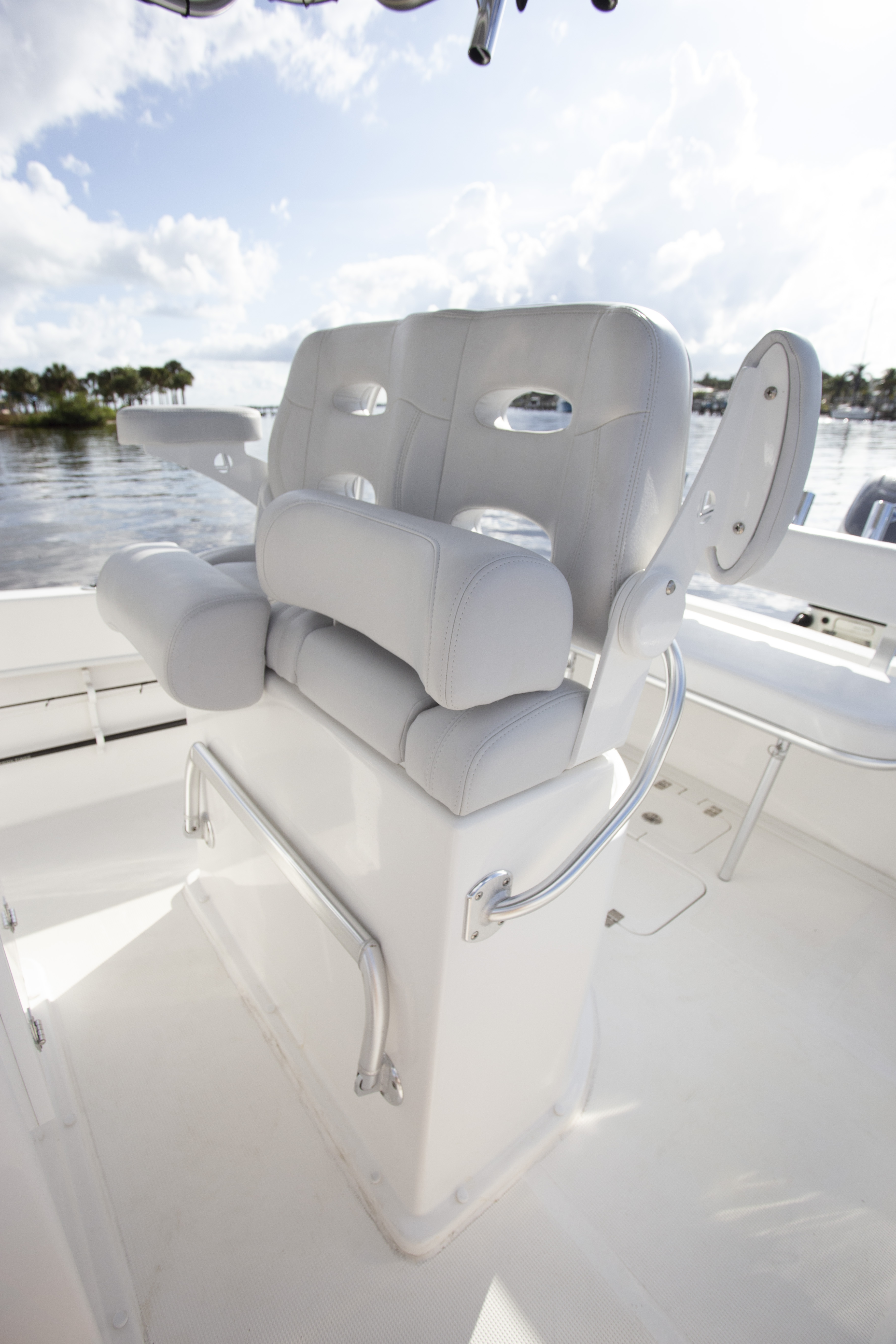 Boat Review - Dusky 252T