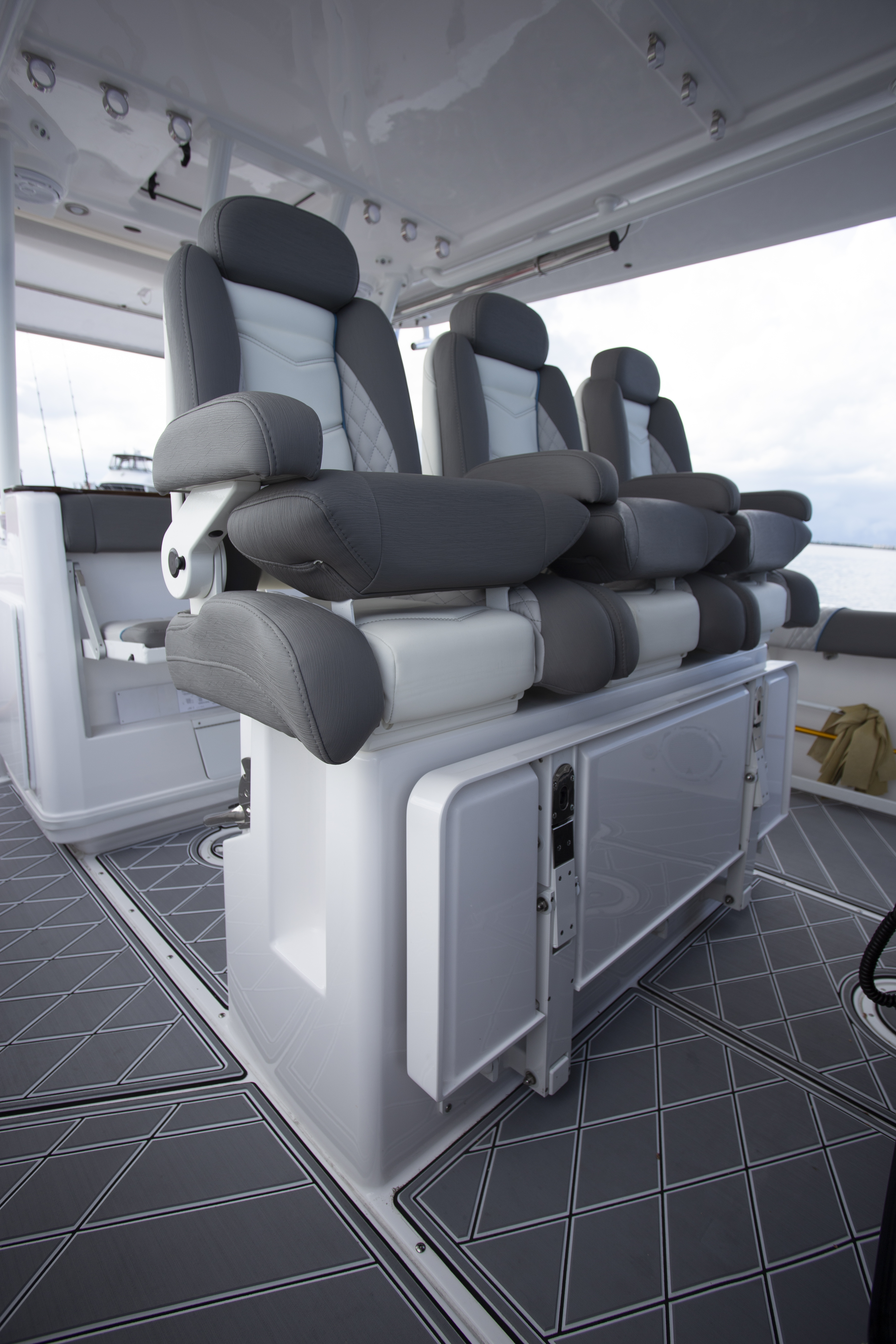 Boat Review - Everglades 435cc